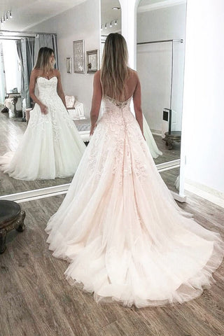 Elegante vestido de novia largo de corte A con escote corazón, apliques de encaje y tul