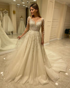 Elegante vestido de novia largo de corte A con escote corazón, apliques de encaje y mangas.