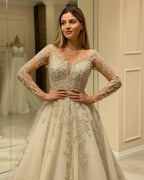 Elegante vestido de novia largo de corte A con escote corazón, apliques de encaje y mangas.