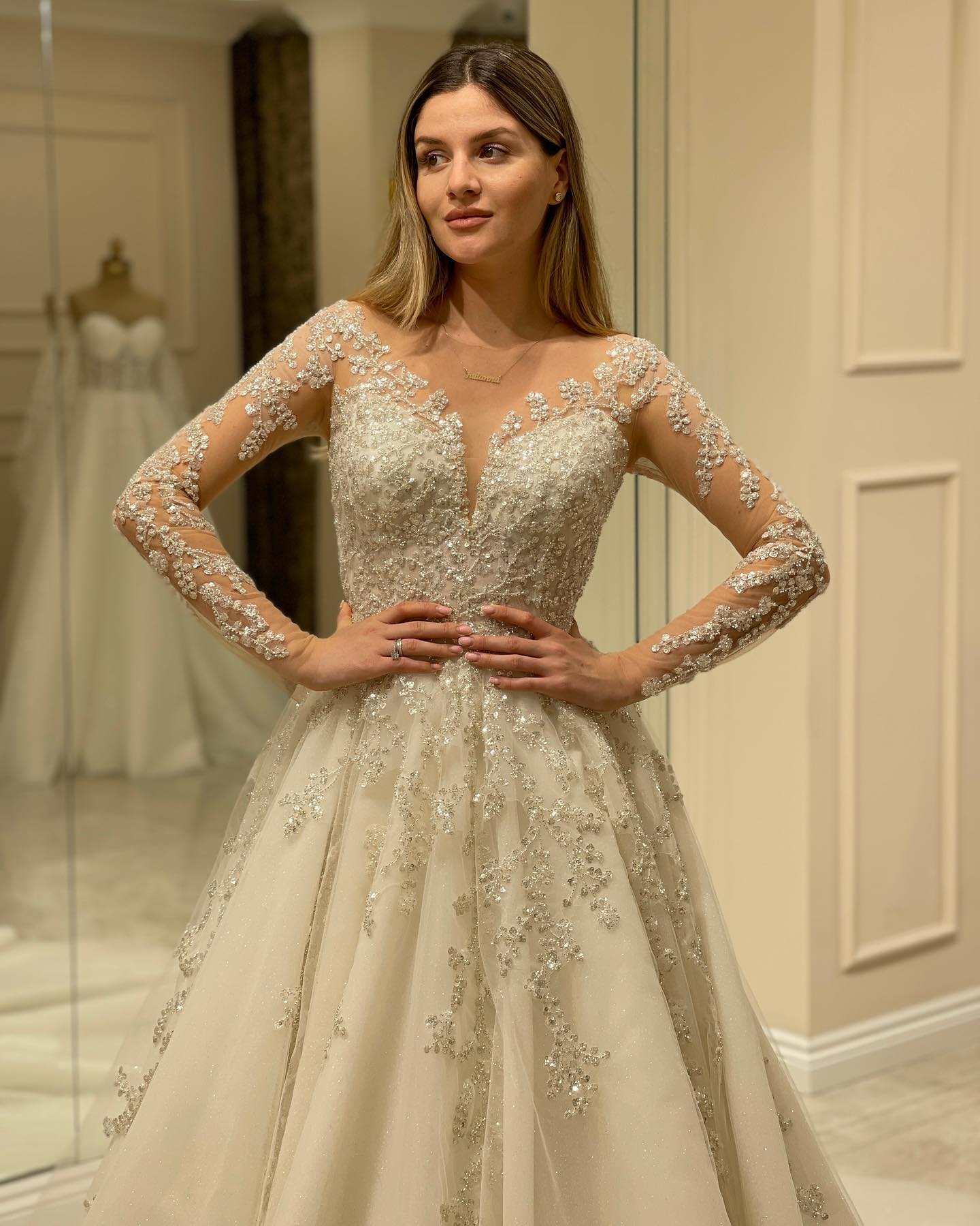 Elegante vestido de novia largo de corte A con escote corazón, apliques de encaje y mangas.