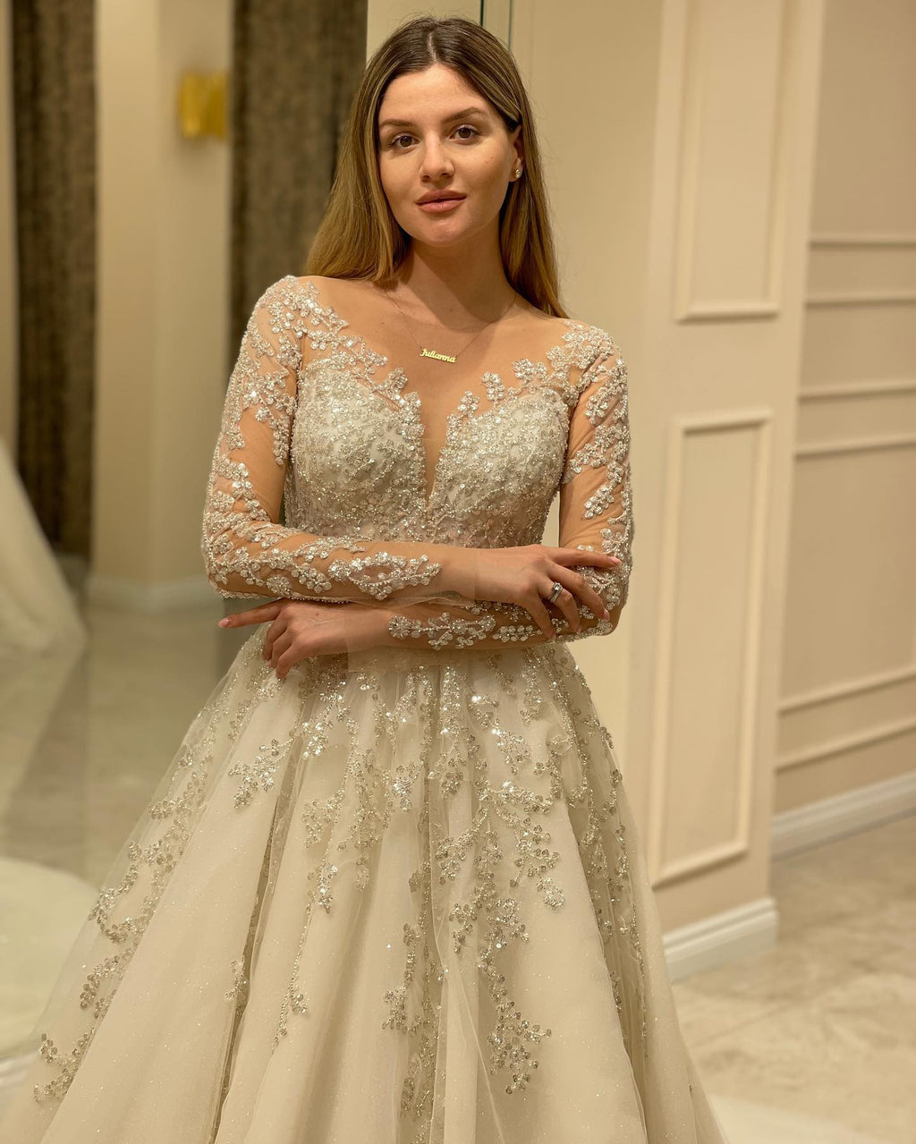 Elegante vestido de novia largo de corte A con escote corazón, apliques de encaje y mangas.