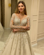 Elegante vestido de novia largo de corte A con escote corazón, apliques de encaje y mangas.
