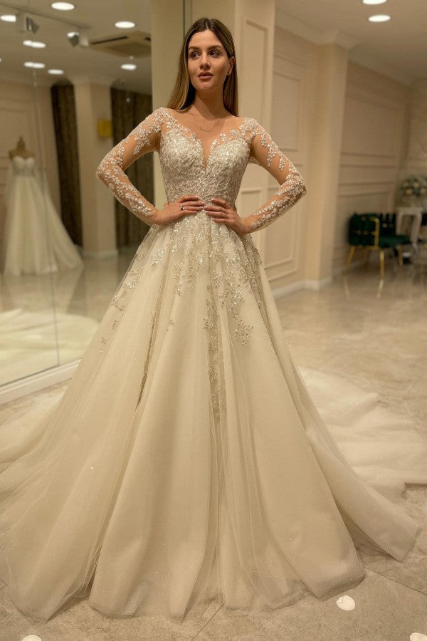Elegante vestido de novia largo de corte A con escote corazón, apliques de encaje y mangas.