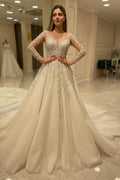 Elegante vestido de novia largo de corte A con escote corazón, apliques de encaje y mangas.
