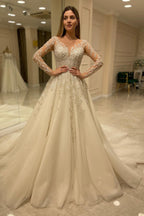 Elegante vestido de novia largo de corte A con escote corazón, apliques de encaje y mangas.