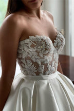 Robes de mariée élégantes longues en satin de dentelle et dentelle, décolleté en cœur, coupe trapèze