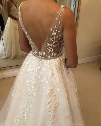 Elegante vestido de novia largo de corte A con escote corazón y espalda descubierta de tul