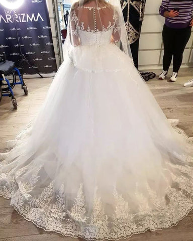 Elegante vestido de novia largo de tul con escote corazón y corte en A