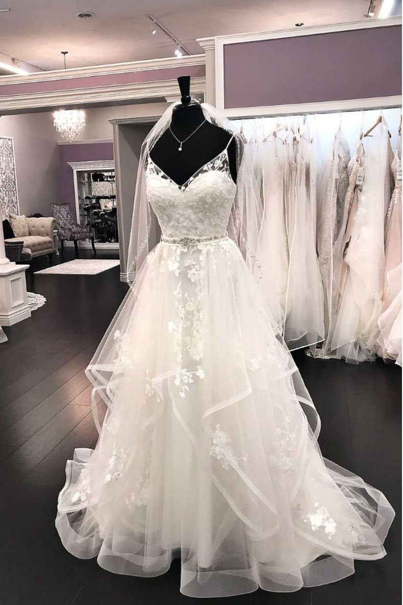Robe de mariée élégante longue en tulle et dentelle, col en V et fines bretelles spaghetti, coupe trapèze