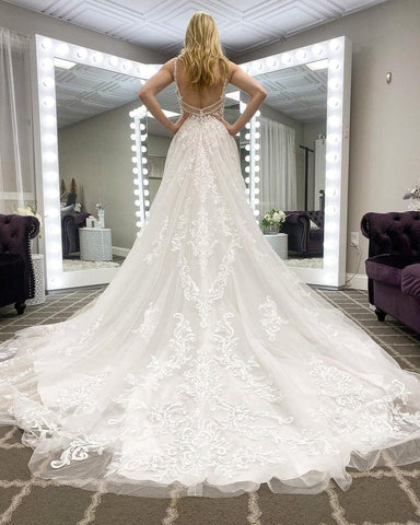 Elegante vestido de novia largo de corte A con escote en V, apliques de encaje y tul sin espalda