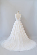 Robe de mariée élégante longue trapèze, col en V, appliques en dentelle et tulle dos nu