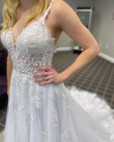 Elegante vestido de novia largo de corte A con escote en V, apliques de encaje y tul sin espalda