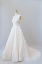 Robe de mariée élégante longue trapèze, col en V, appliques en dentelle et tulle dos nu