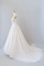 Robe de mariée élégante longue trapèze, col en V, appliques en dentelle et tulle dos nu