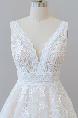 Elegante vestido de novia largo de corte A con escote en V, apliques de encaje y tul sin espalda