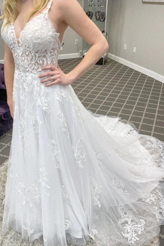 Elegante vestido de novia largo de corte A con escote en V, apliques de encaje y tul sin espalda