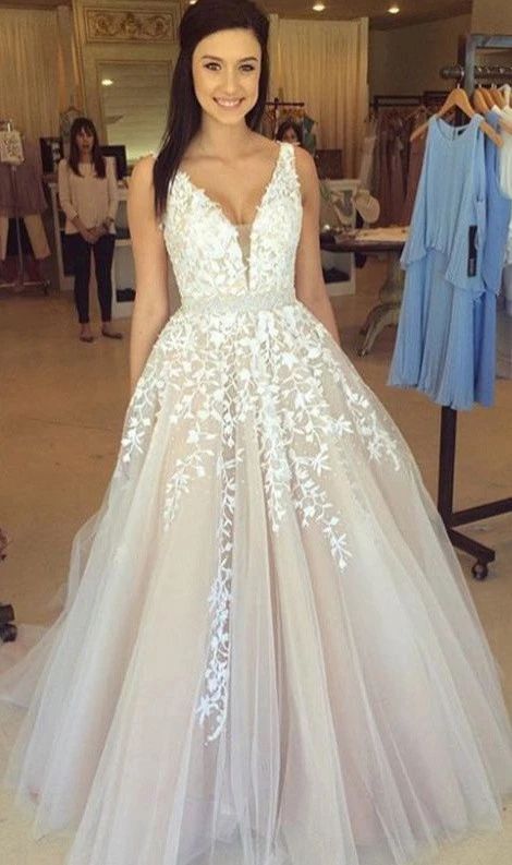 Elegante vestido de novia largo de corte A con escote en V, apliques de encaje y tul
