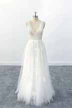 Elegante vestido de novia largo de corte A con escote en V, apliques, tul y espalda descubierta