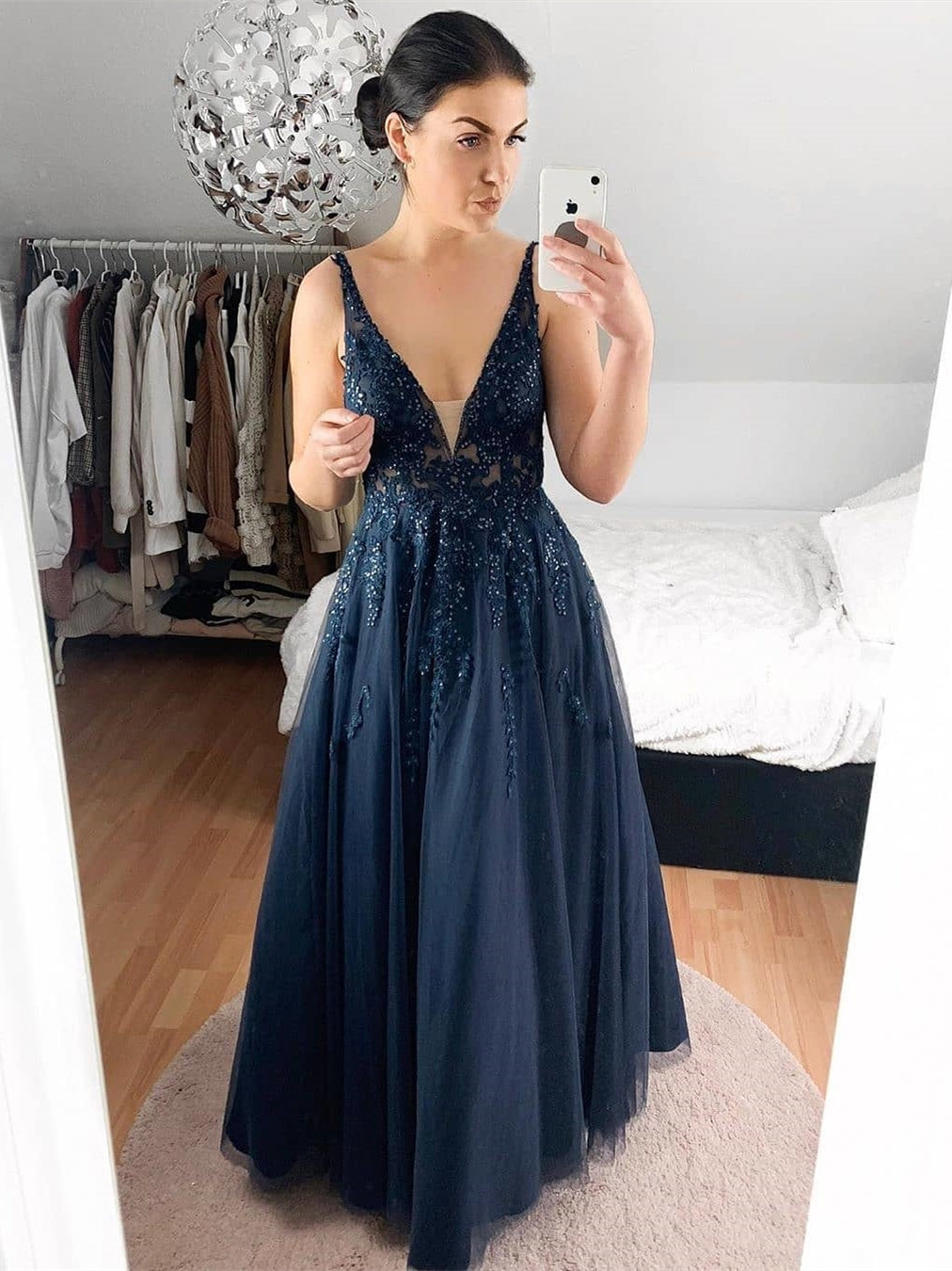 Elegantes vestidos largos de encaje con escote en V y corte en A para baile de graduación o eventos formales.