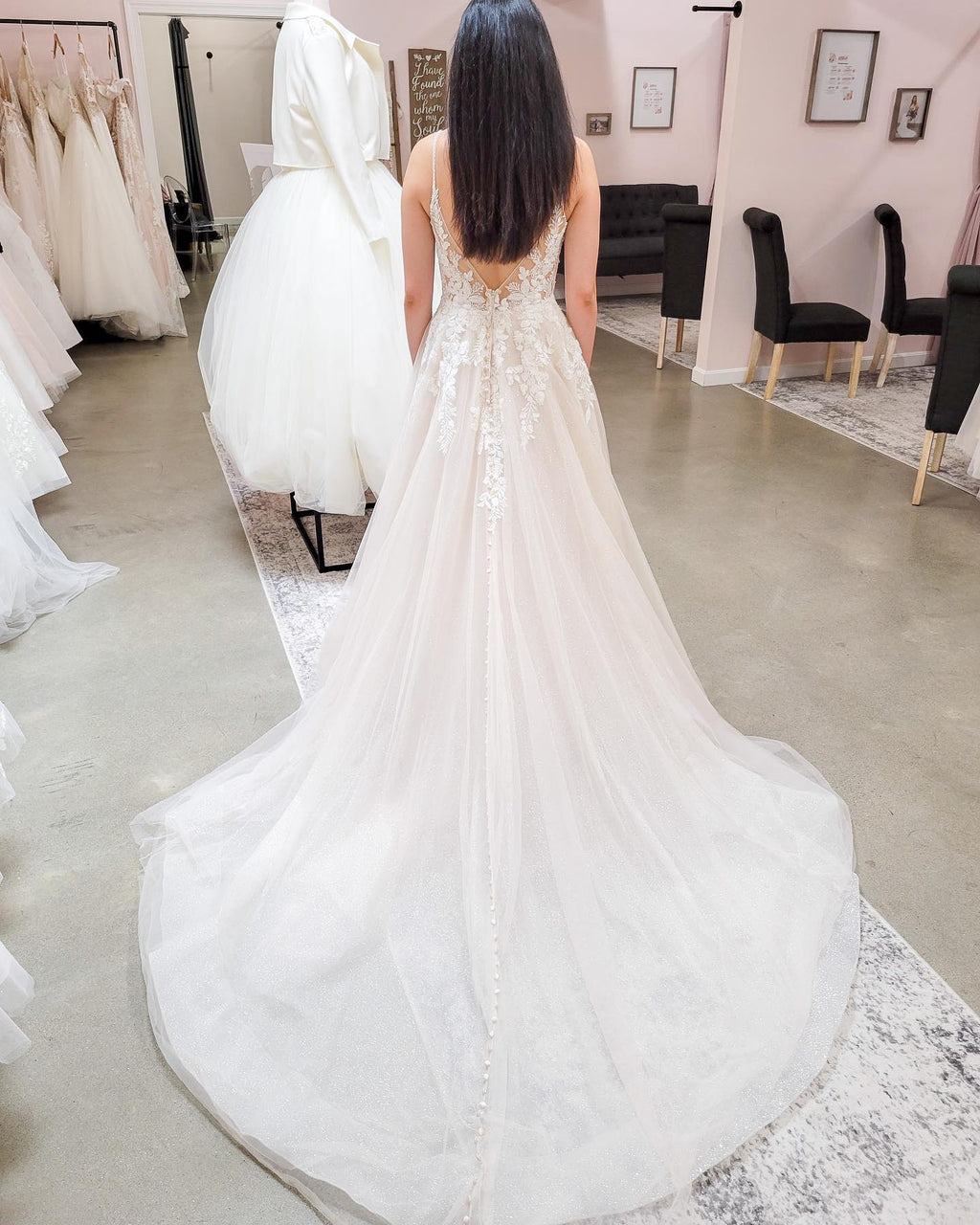 Elegantes vestidos de novia largos de corte A con escote en V, encaje y tul sin espalda