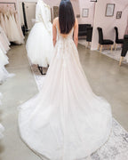 Elegantes vestidos de novia largos de corte A con escote en V, encaje y tul sin espalda