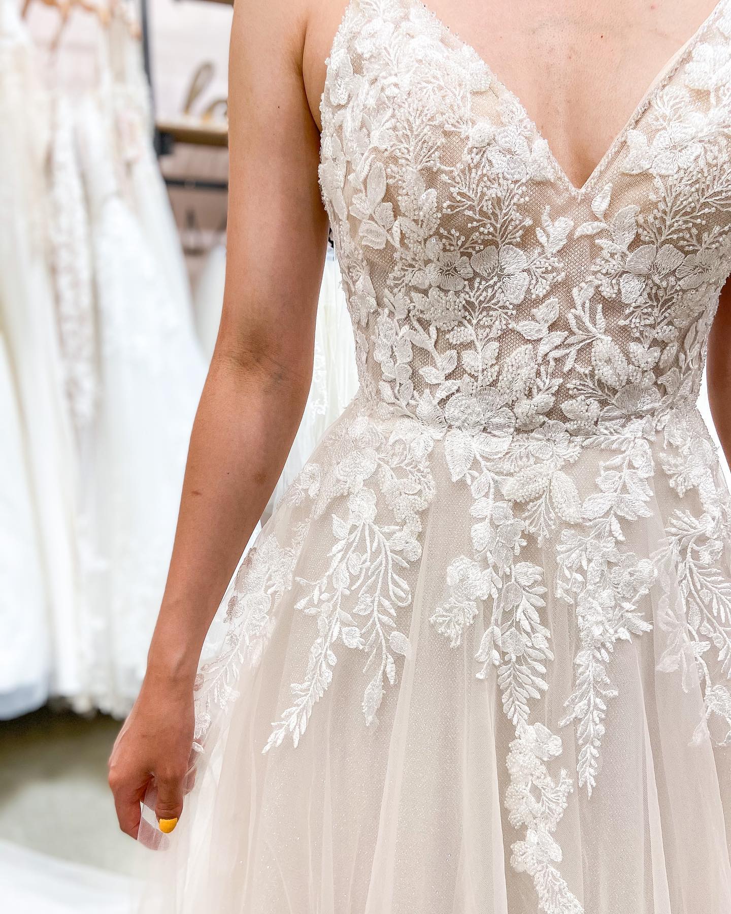 Elegantes vestidos de novia largos de corte A con escote en V, encaje y tul sin espalda