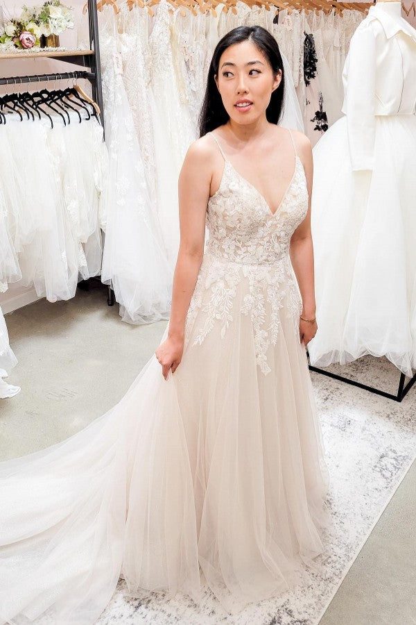 Elegantes vestidos de novia largos de corte A con escote en V, encaje y tul sin espalda