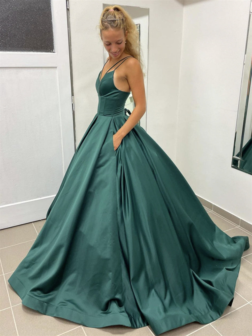 Robe de bal de fin d'année élégante, longue, trapèze, col en V, en satin, dos nu, avec poches