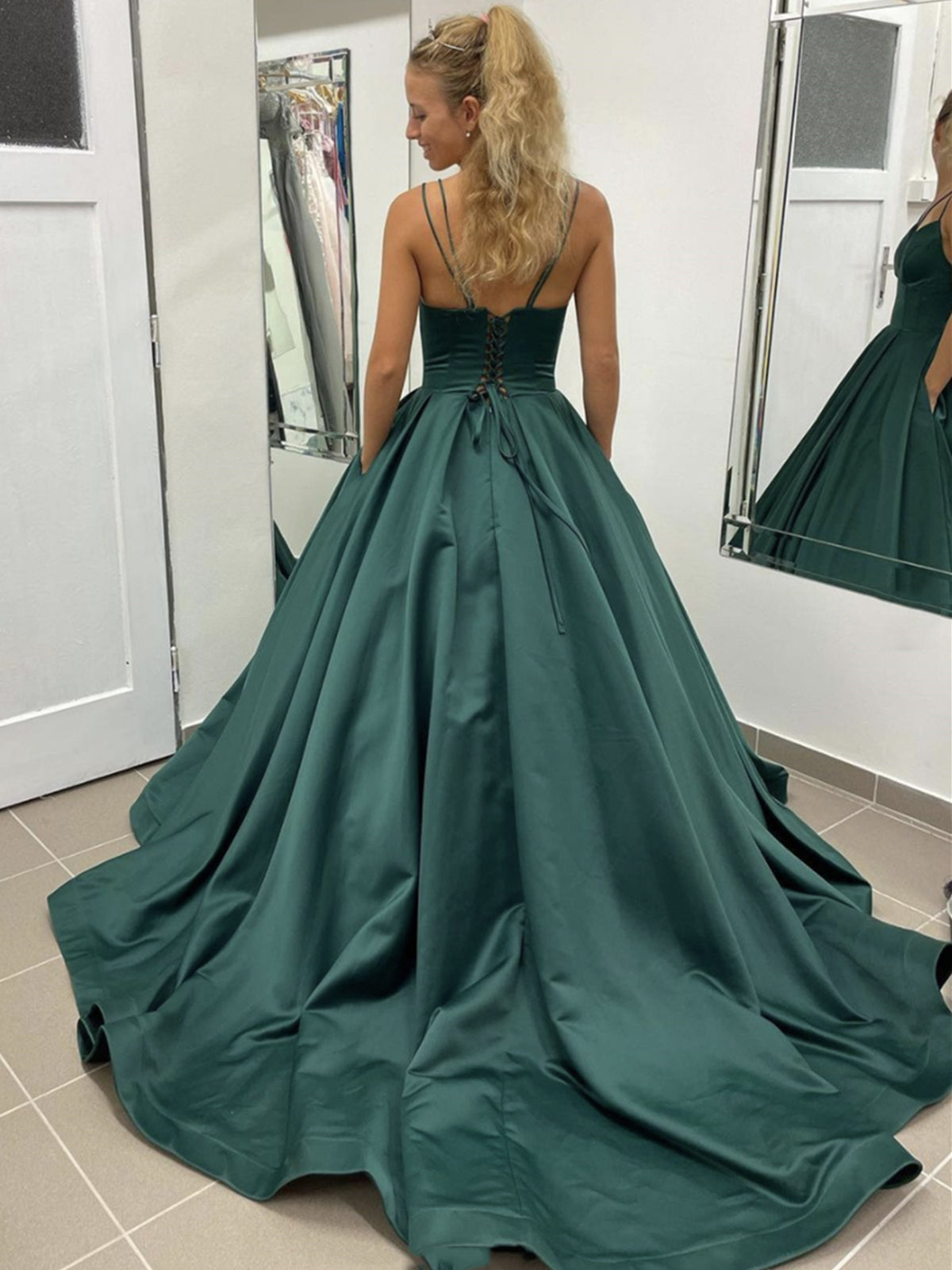 Elegantes vestidos largos de satén con escote en V, espalda descubierta y corte en A, ideales para graduación o baile de fin de curso. Incluyen bolsillos.