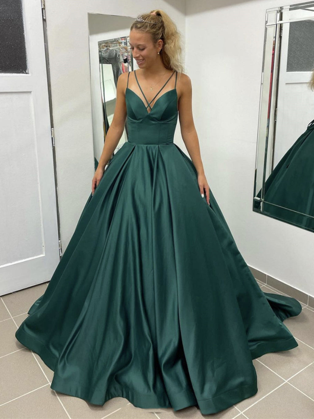 Robe de bal de fin d'année élégante, longue, trapèze, col en V, en satin, dos nu, avec poches