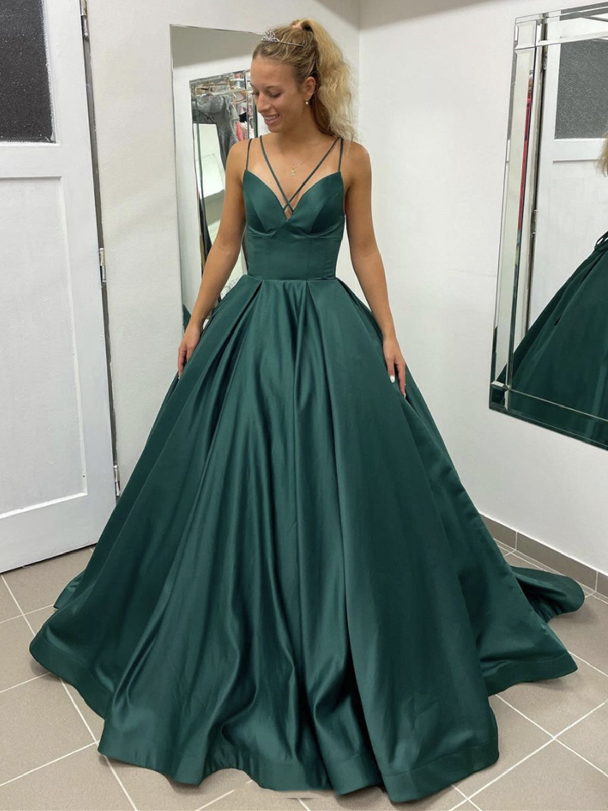 Elegantes vestidos largos de satén con escote en V, espalda descubierta y corte en A, ideales para graduación o baile de fin de curso. Incluyen bolsillos.