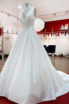 Vestidos de novia largos y elegantes de corte A, escote en V, volantes de satén y espalda descubierta