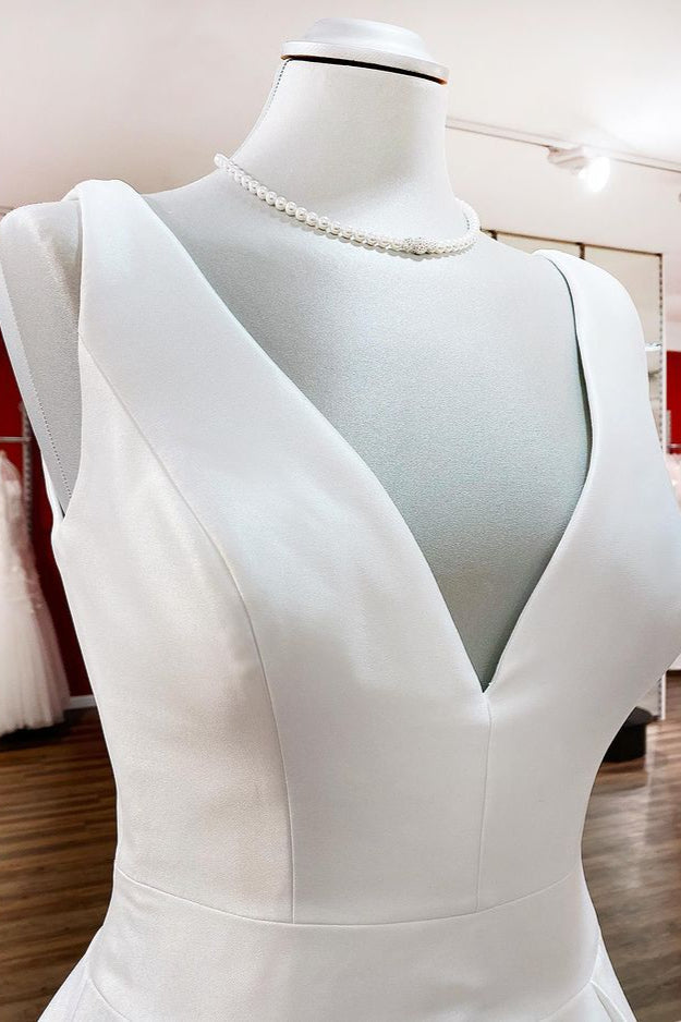Vestidos de novia largos y elegantes de corte A, escote en V, volantes de satén y espalda descubierta
