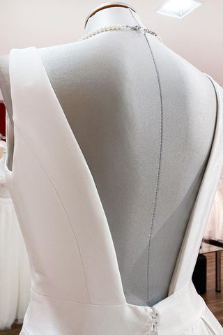 Vestidos de novia largos y elegantes de corte A, escote en V, volantes de satén y espalda descubierta