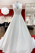 Vestidos de novia largos y elegantes de corte A, escote en V, volantes de satén y espalda descubierta