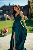 Elegante vestido de fiesta largo de satén, corte en A, escote en V, sin mangas y con abertura.