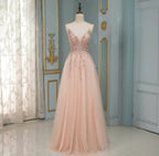 Robe de bal longue élégante en tulle à sequins, dos nu et col en V, coupe trapèze.