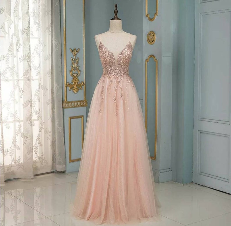 Robe de bal longue élégante en tulle à sequins, dos nu et col en V, coupe trapèze.
