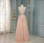 Robe de bal longue élégante en tulle à sequins, dos nu et col en V, coupe trapèze.