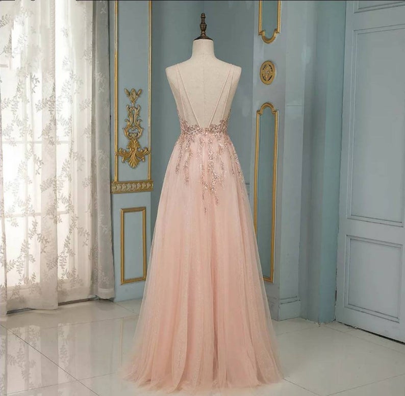 Robe de bal longue élégante en tulle à sequins, dos nu et col en V, coupe trapèze.