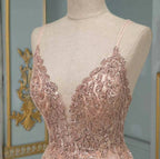 Robe de bal longue élégante en tulle à sequins, dos nu et col en V, coupe trapèze.
