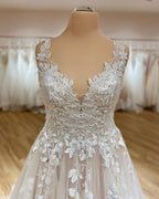 Elegante vestido de novia largo de corte A con escote en V, tirantes finos, apliques de encaje, volantes y tul