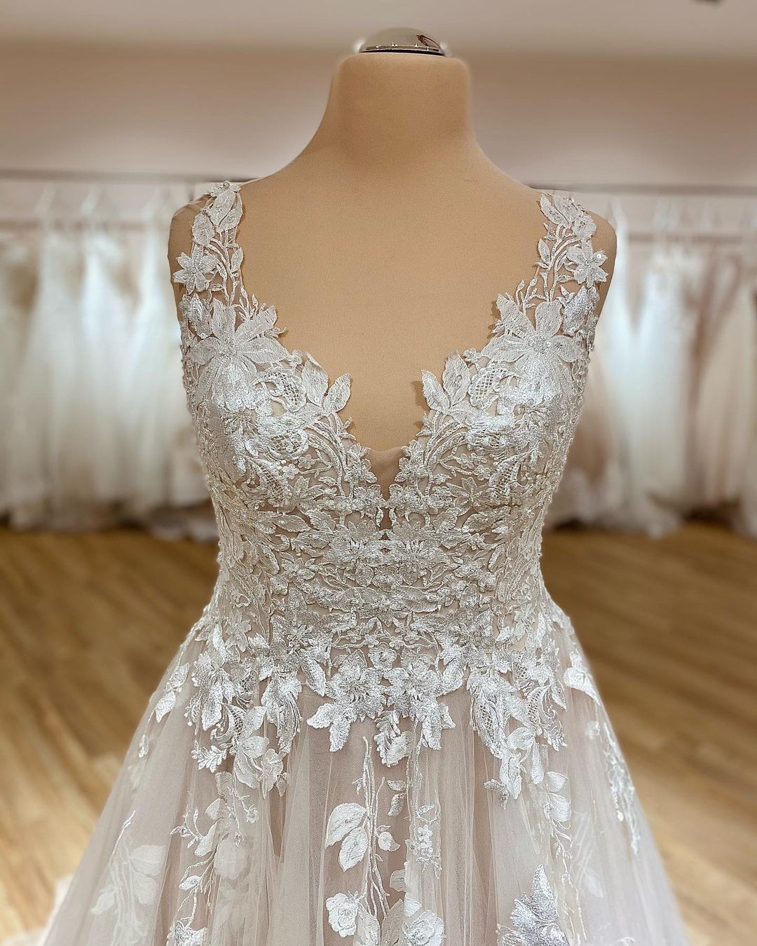 Elegante vestido de novia largo de corte A con escote en V, tirantes finos, apliques de encaje, volantes y tul