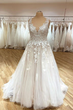 Elegante vestido de novia largo de corte A con escote en V, tirantes finos, apliques de encaje, volantes y tul