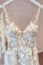 Robe de mariée élégante longue trapèze, col en V, en tulle, applications de dentelle et dos nu