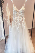 Robe de mariée élégante longue trapèze, col en V, en tulle, applications de dentelle et dos nu