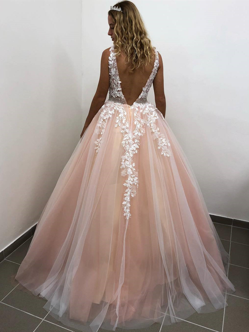 Elegantes vestidos largos de fiesta formales, corte en A, escote en V, tul, encaje y espalda descubierta