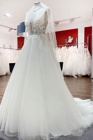 Elegante vestido de novia largo de corte A con escote en V, tul, encaje y espalda descubierta