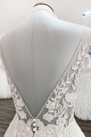 Elegante vestido de novia largo de corte A con escote en V, tul, encaje y espalda descubierta