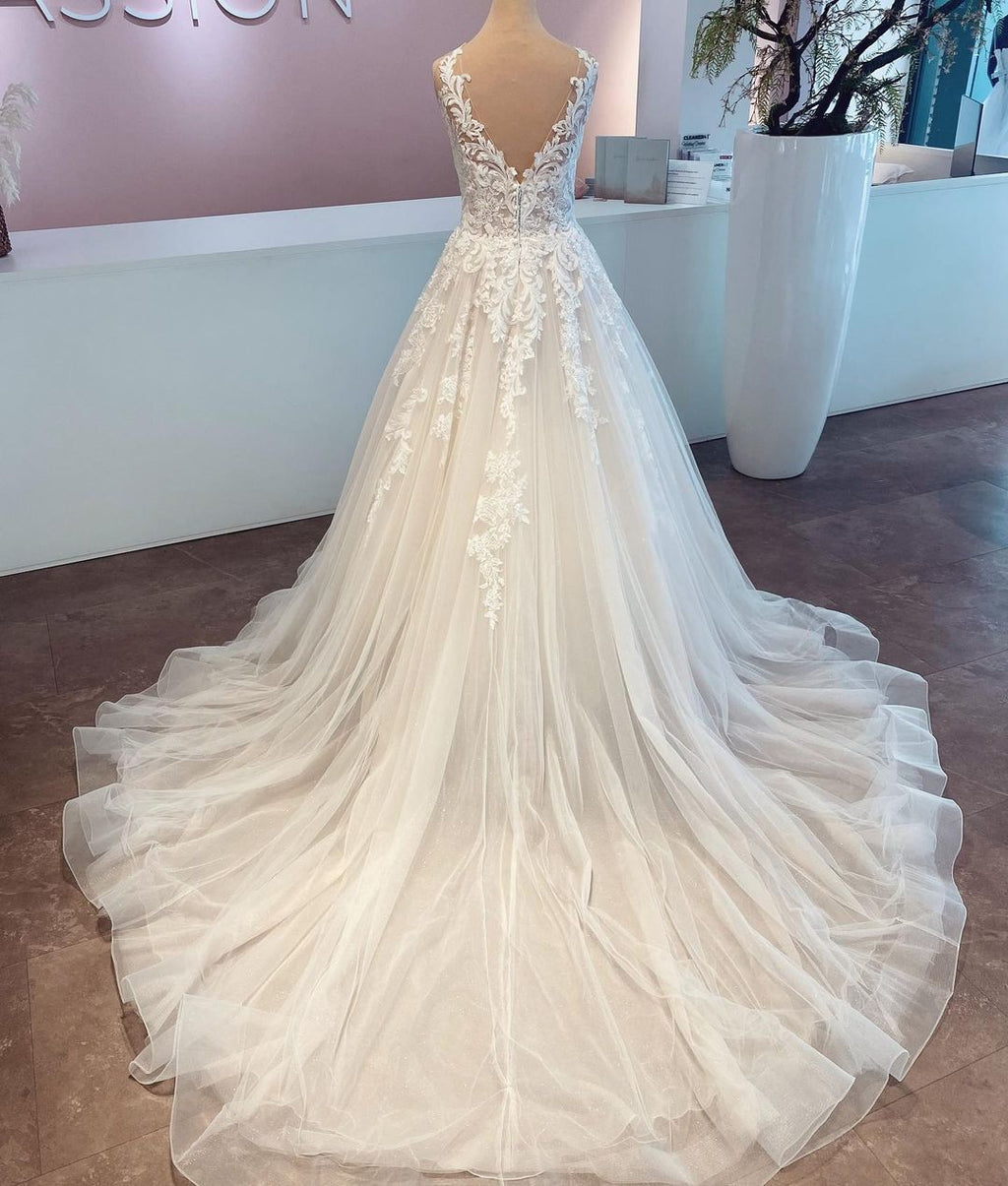 Elegante vestido de novia largo de corte A con escote en V y encaje de tul